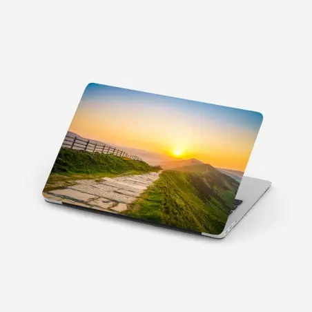 Laptop-Aufkleber sonnenbeschienener gebirgskamm bei sonnenaufgang – Pixers®