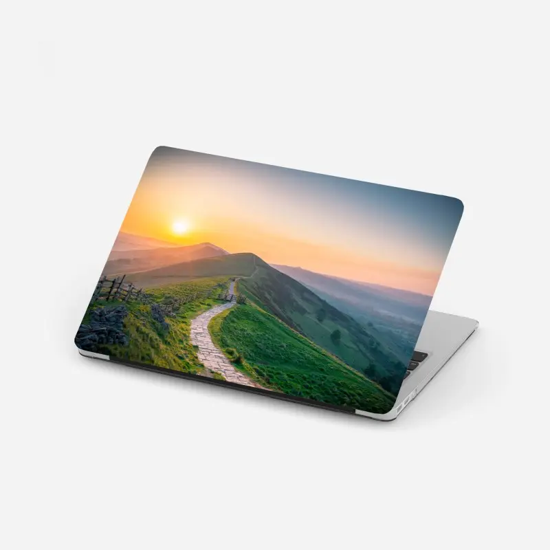 Laptop-Aufkleber sonnenaufgang über grünen hügeln mit steinweg