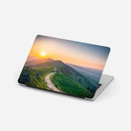Laptop-Aufkleber sonnenaufgang über grünen hügeln mit steinweg – Pixers®