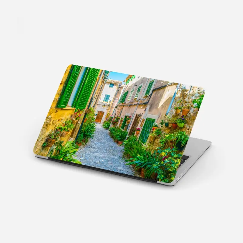 Laptop-Aufkleber sonnige gasse mit grünen fensterläden