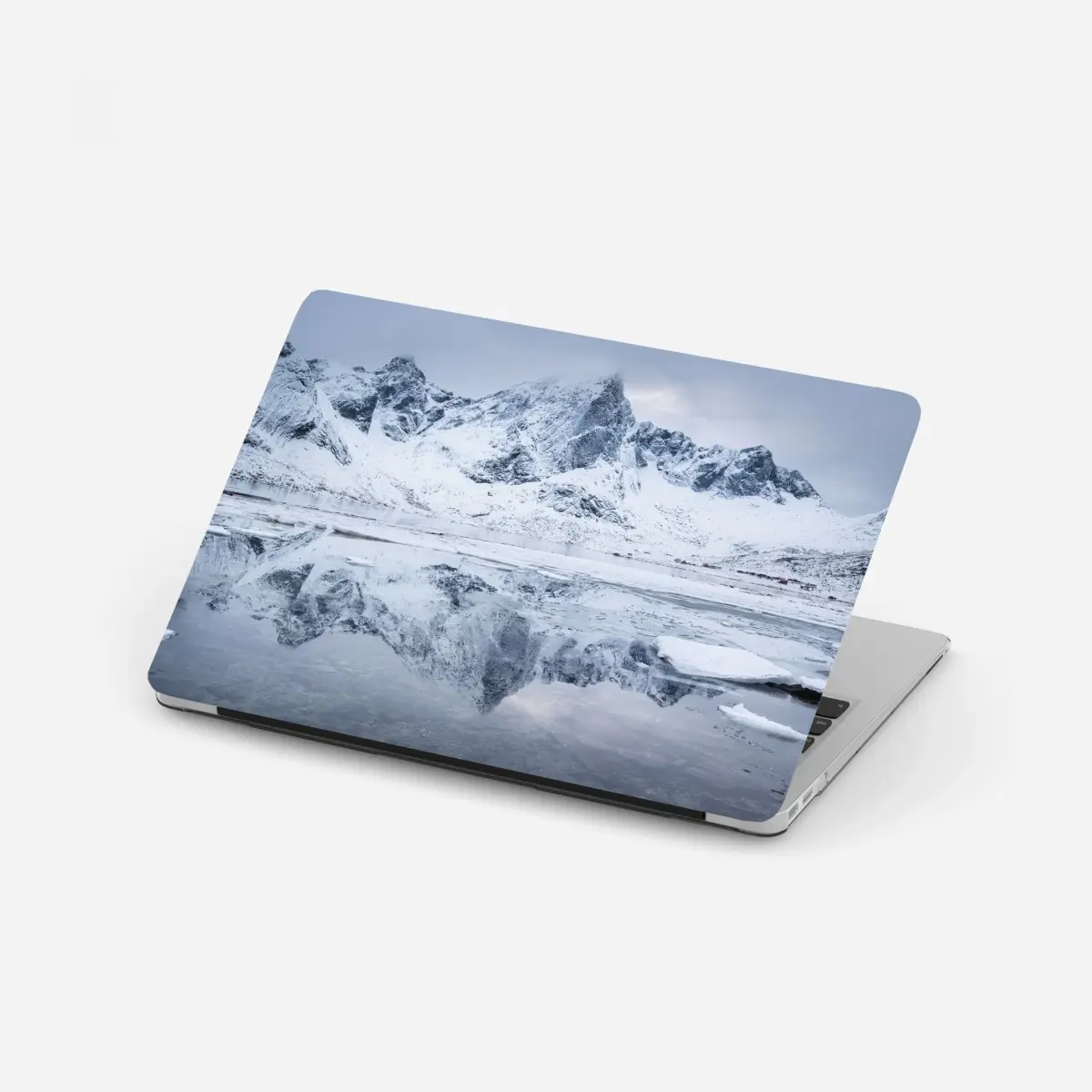 Laptop-Aufkleber verschneite bergspiegelung in Norwegen – Pixers®