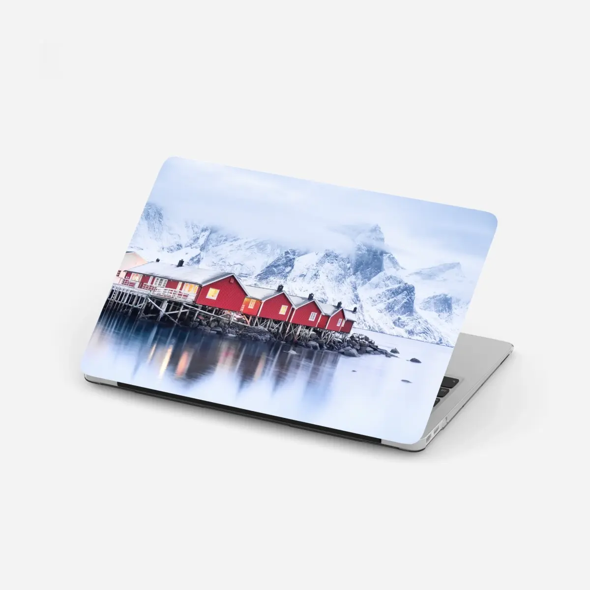 Laptop-Aufkleber sonnenaufgang über den roten hütten der Lofoten – Pixers®
