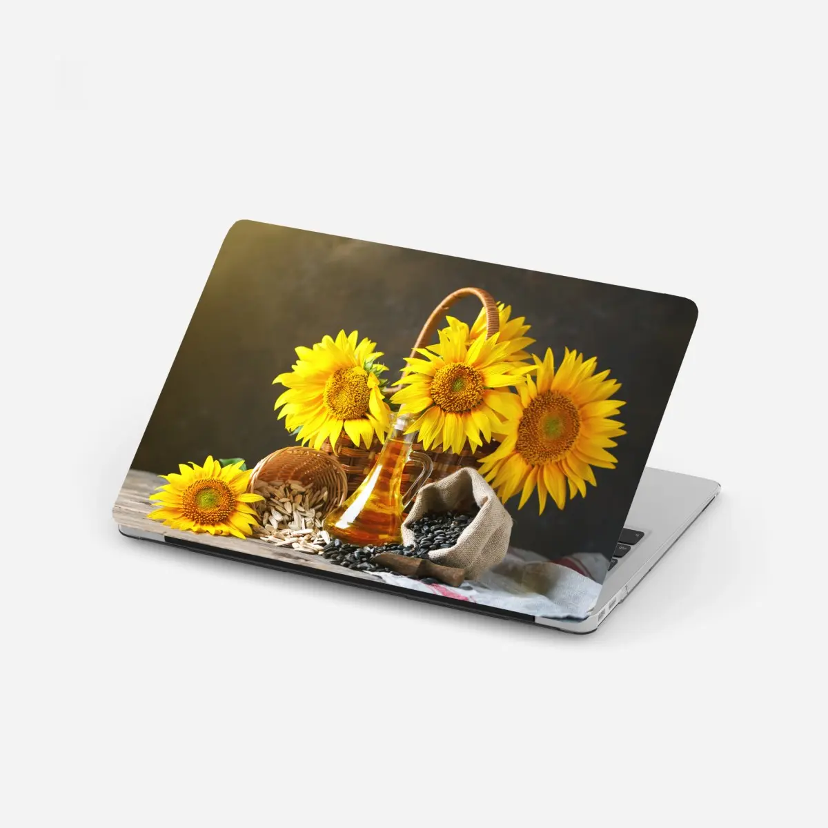 Laptop-Aufkleber leuchtendes stillleben mit sonnenblumen, kernen und öl – Pixers®