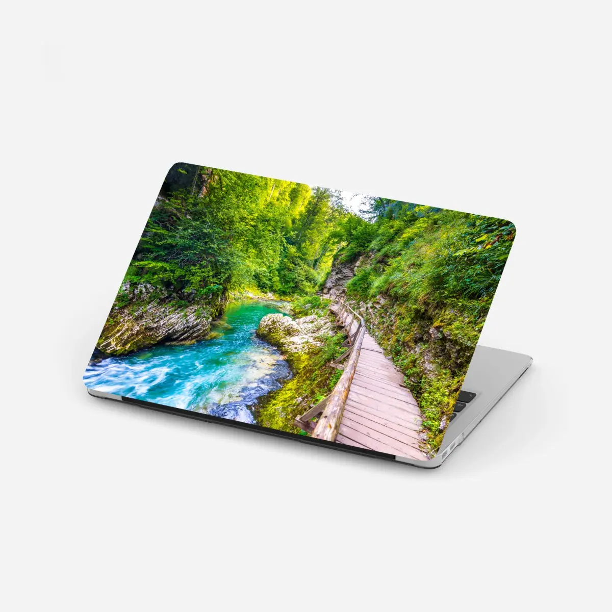 Laptop-Aufkleber türkisfarbener fluss und holzsteg im wald – Pixers®