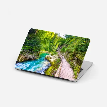 Laptop-Aufkleber türkisfarbener fluss und holzsteg im wald – Pixers®