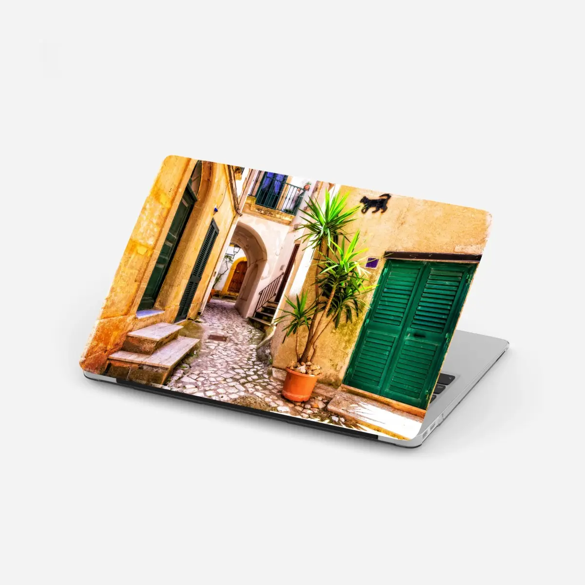 Laptop-Aufkleber sonnige mediterrane gasse mit grünen jalousien – Pixers®