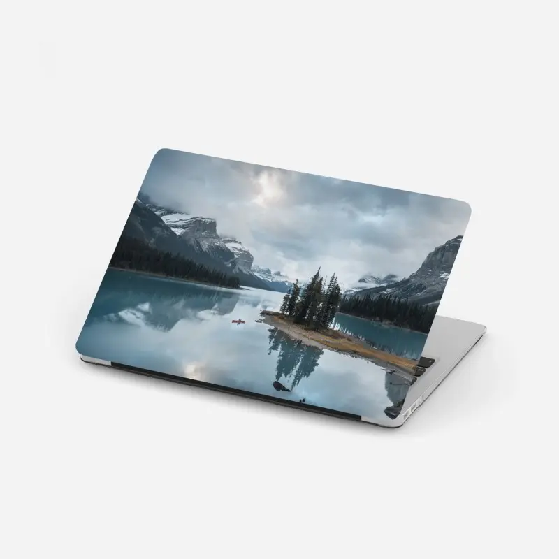 Laptop-Aufkleber ruhiger alpensee mit insel und kajak