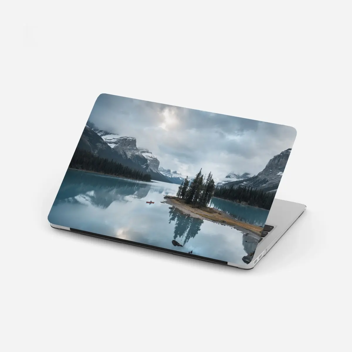 Laptop-Aufkleber ruhiger alpensee mit insel und kajak – Pixers®