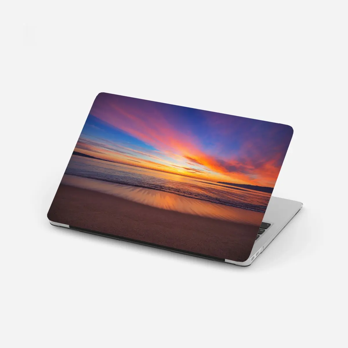 Laptop-Aufkleber lebendiger sonnenaufgang über einem ruhigen strand – Pixers®