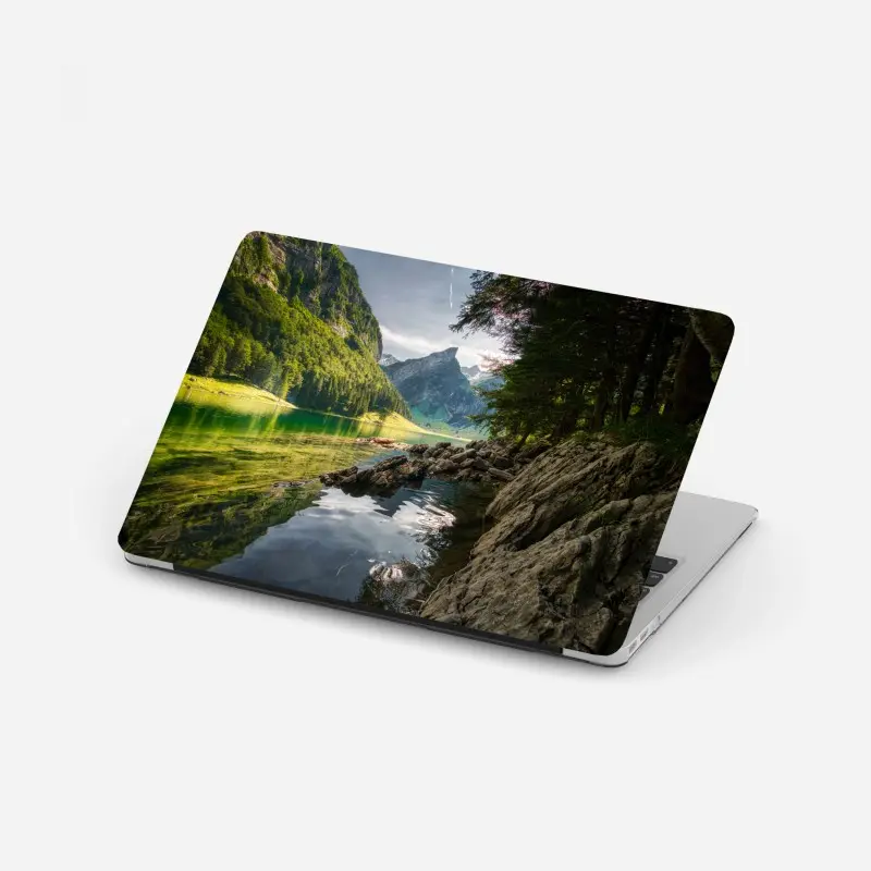 Laptop-Aufkleber ruhiger bergsee mit spiegelungen im wald