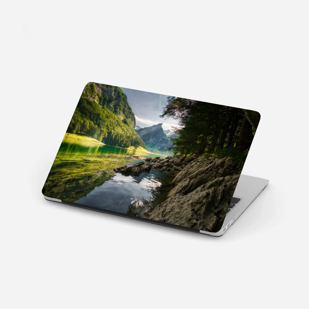 Laptop-Aufkleber ruhiger bergsee mit spiegelungen im wald – Pixers®