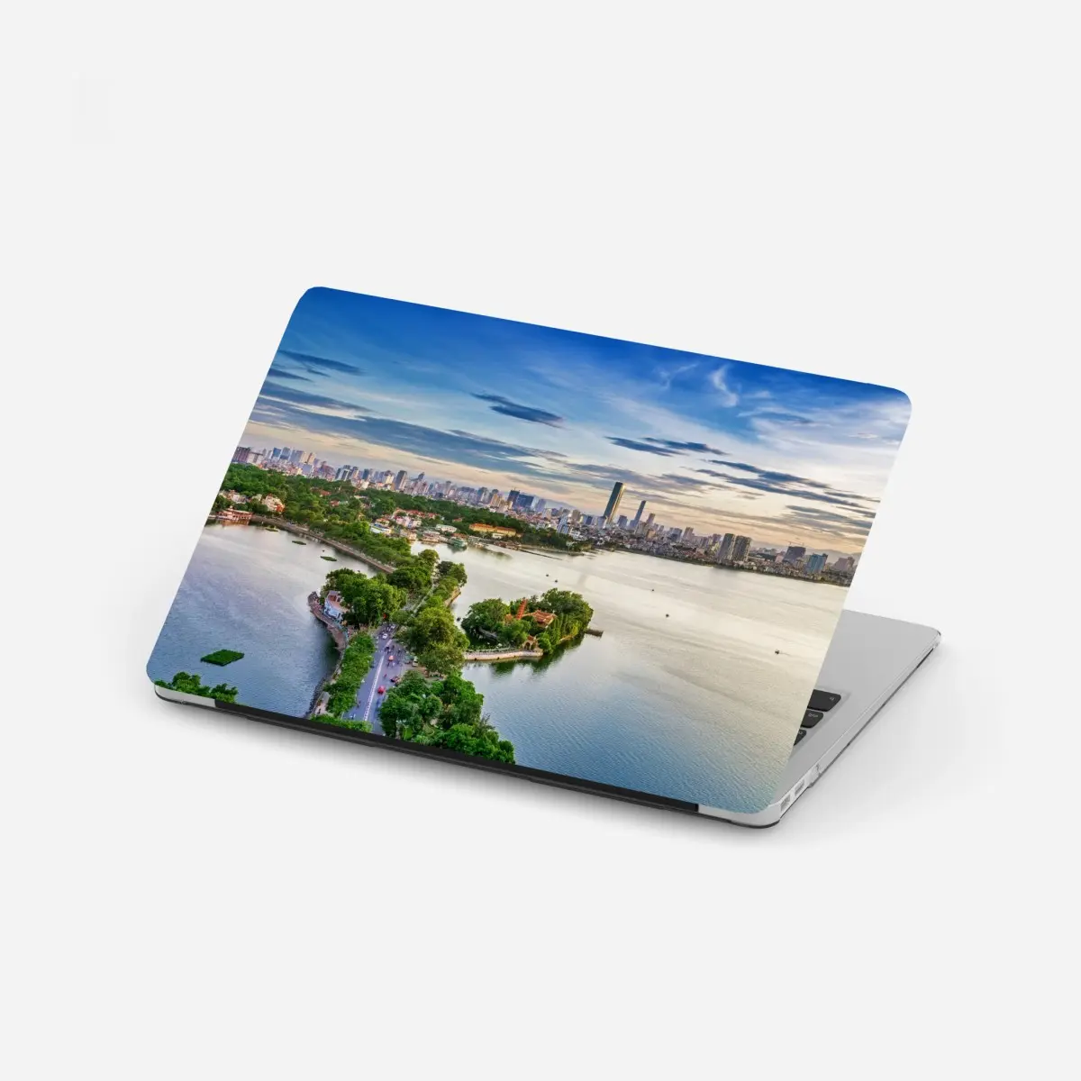 Laptop-Aufkleber ruhige städtische panorama am see – Pixers®