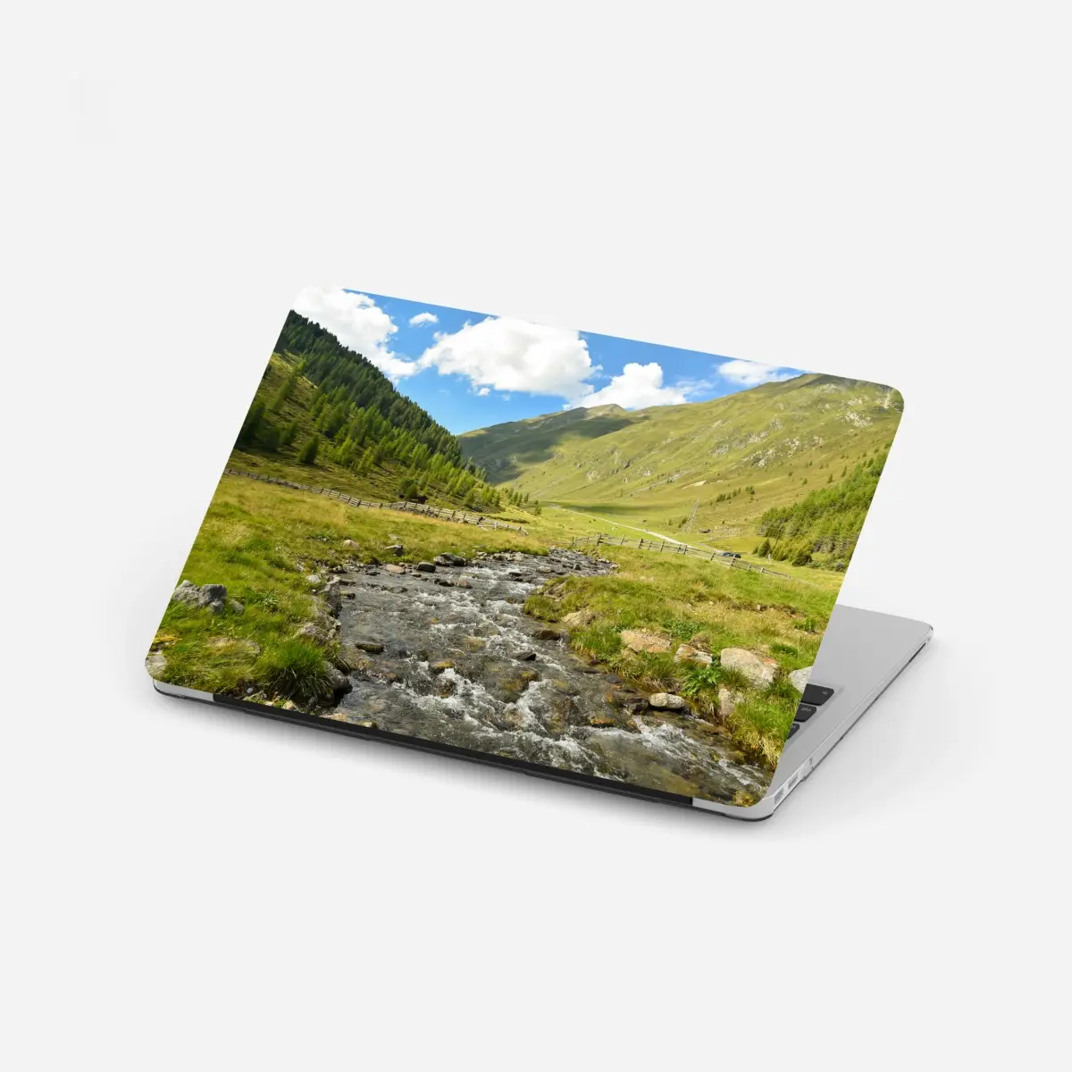Laptop-Aufkleber alpenbach im sonnigen tal – Pixers®