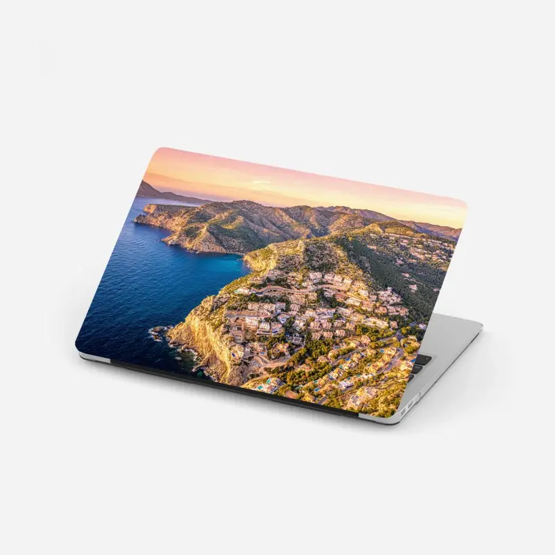 Laptop-Aufkleber sonnenuntergang über küstenlandschaft mit dorf am kliff
