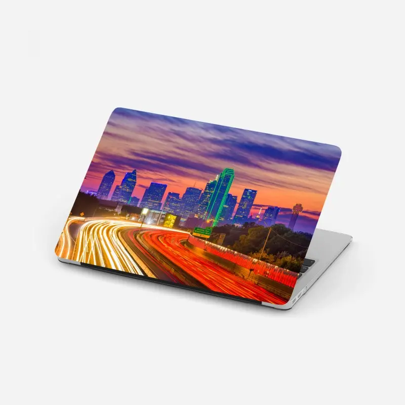 Laptop-Aufkleber panorama von Dallas bei sonnenuntergang mit lichtspuren auf der autobahn