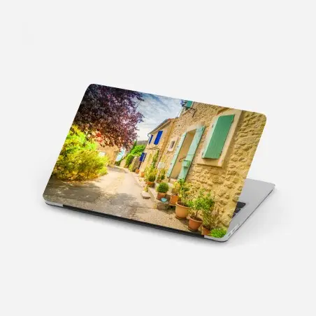 Laptop-Aufkleber sonnenbeschienene dorfstraße mit steinhäusern und bunten fensterläden – Pixers®