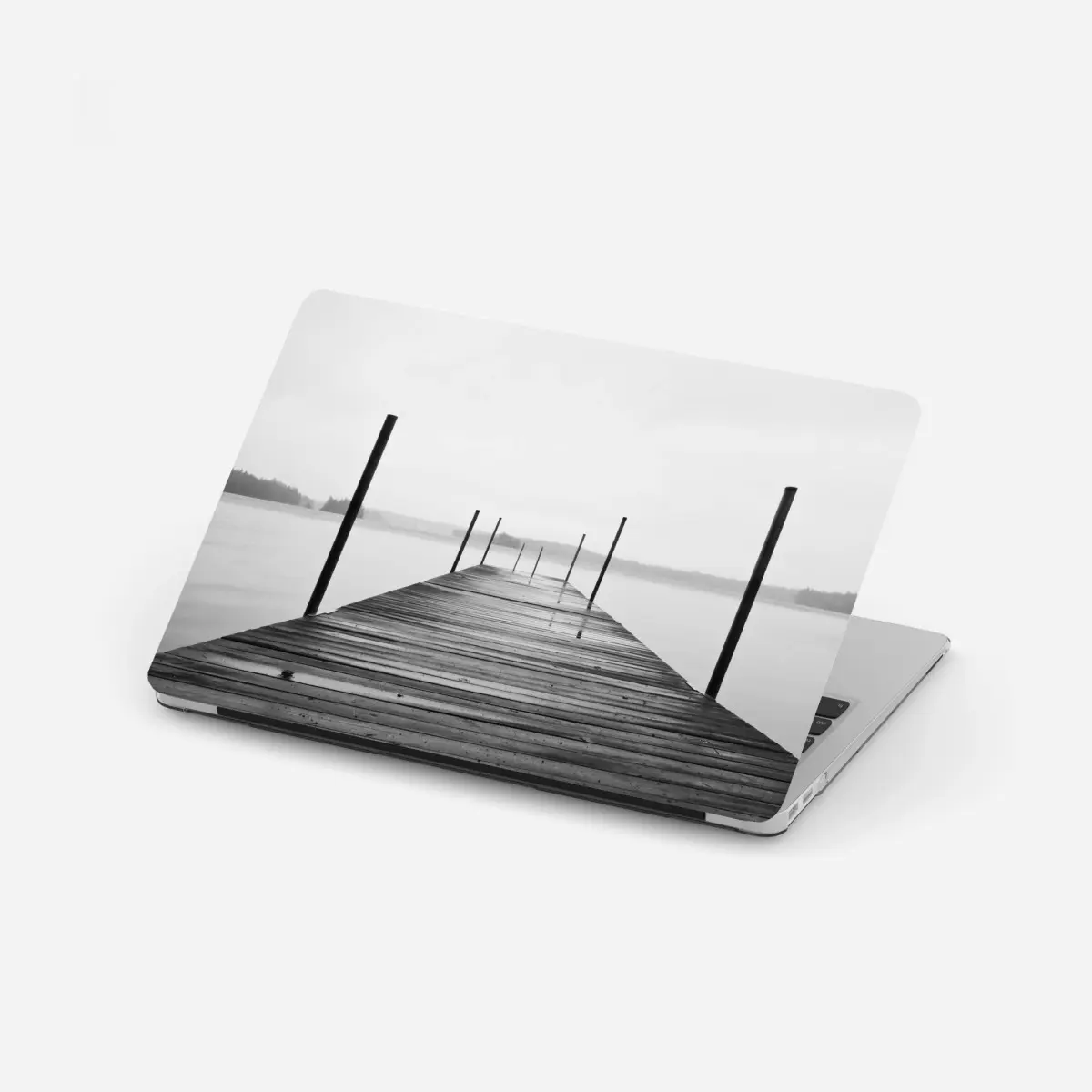 Laptop-Aufkleber nebliger steg am see in monochrom – Pixers®