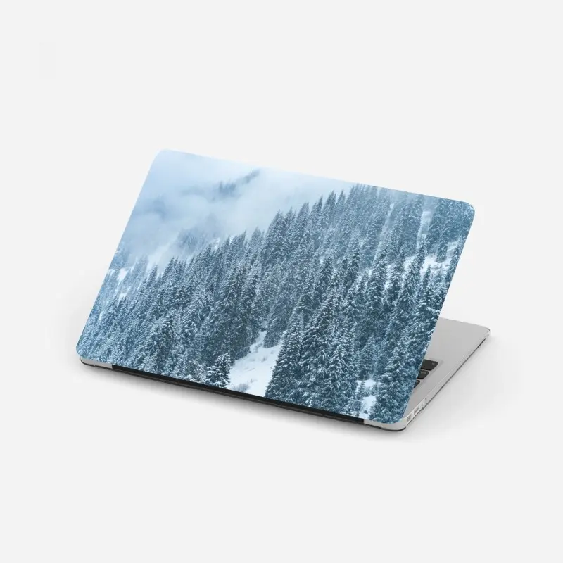 Laptop-Aufkleber nebeliger schneebedeckter kiefernwald