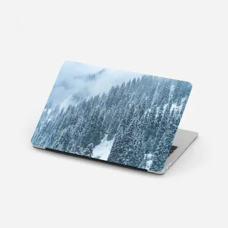 Laptop-Aufkleber nebeliger schneebedeckter kiefernwald – Pixers®
