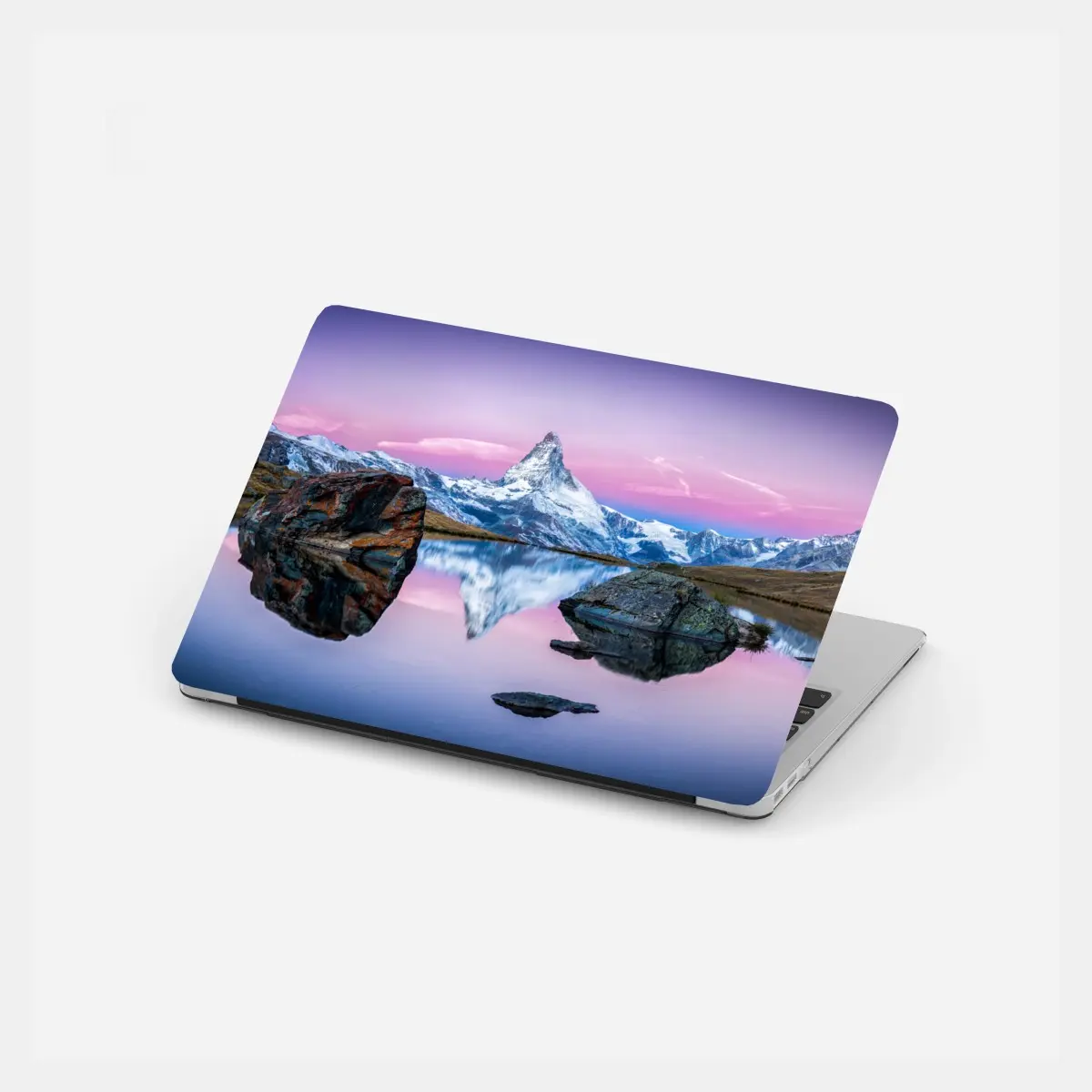 Laptop-Aufkleber sanfte alpine spiegelung bei dämmerung – Pixers®