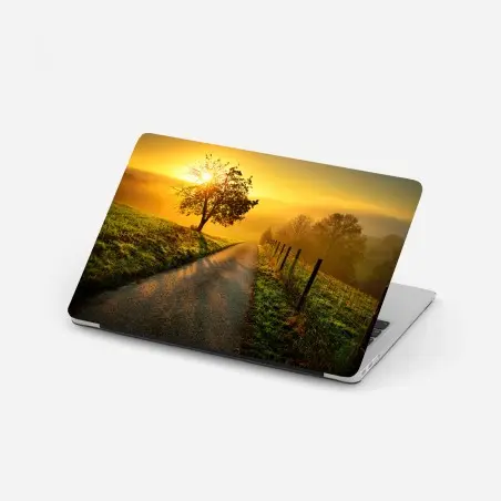Laptop-Aufkleber sonnenbeschienener landweg durch die morgenwiese – Pixers®