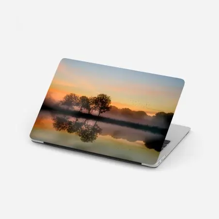 Laptop-Aufkleber nebliger herbstlicher sonnenaufgang über Englischer landschaft – Pixers®