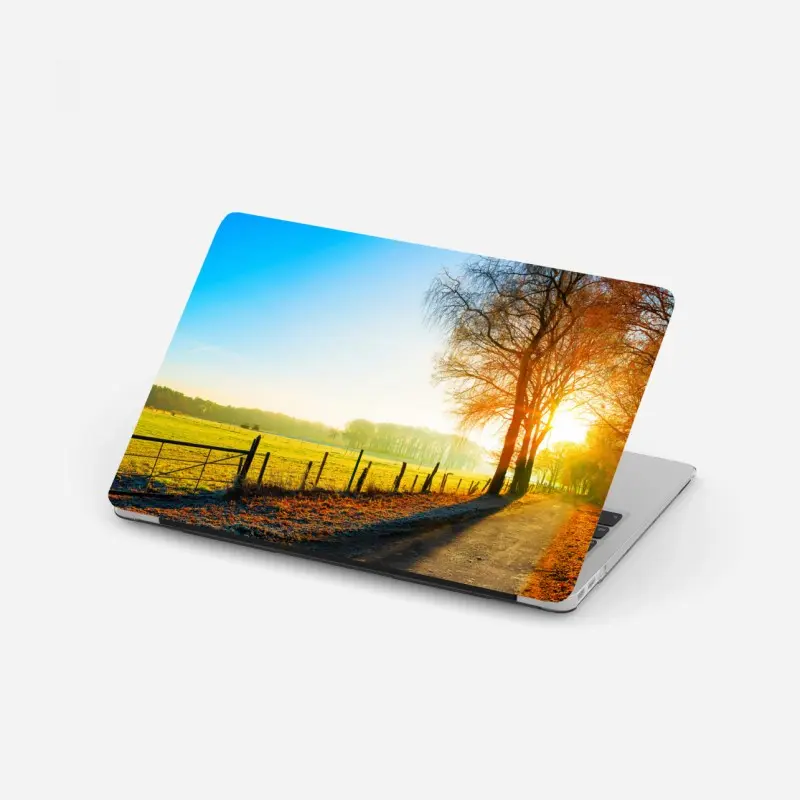 Laptop-Aufkleber sonnenbeschienener landweg durch herbstliche wiese