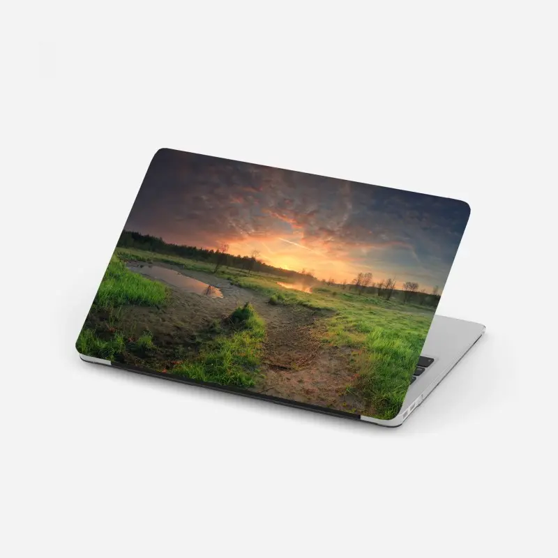 Laptop-Aufkleber sonnenuntergang über einer ruhigen wiese