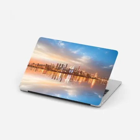 Laptop-Aufkleber stadtsilhouette im spiegelbild bei dämmerung – Pixers®