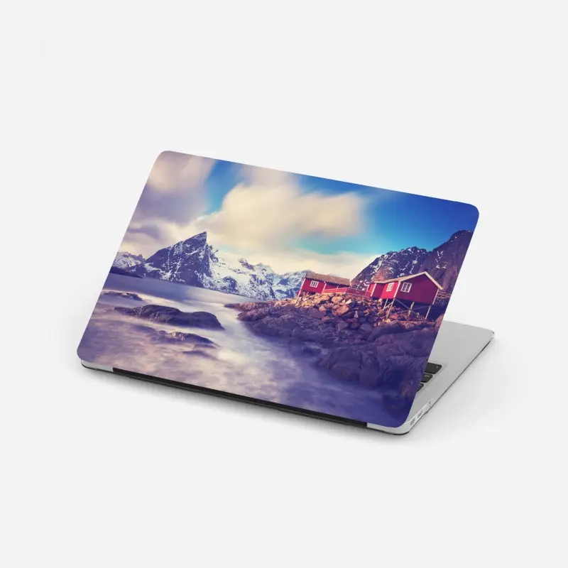 Laptop-Aufkleber küstengebirge mit roten hütten