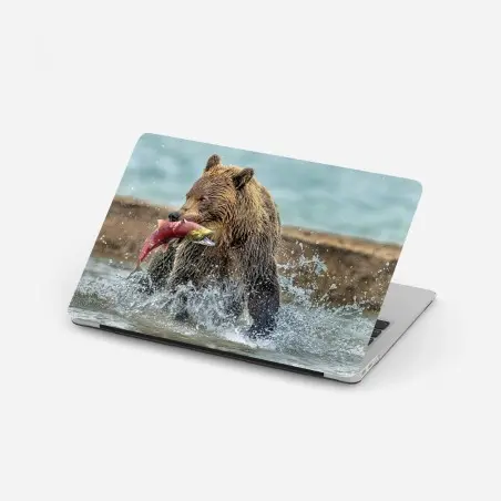 Laptop-Aufkleber braunbär fängt lachs im fluss – Pixers®