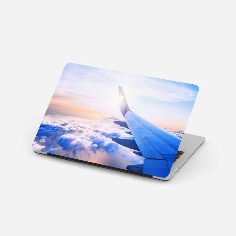 Laptop-Aufkleber über den wolken luftaufnahme
