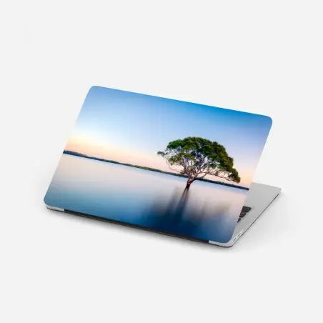 Laptop-Aufkleber einsamer baum am stillen see – Pixers®