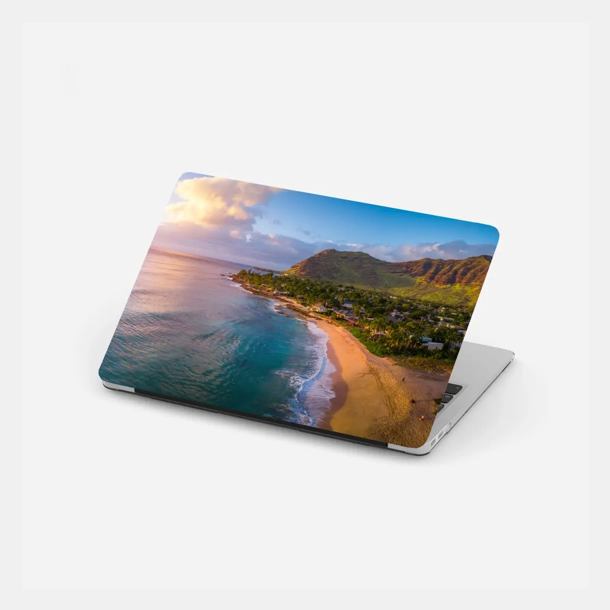 Laptop-Aufkleber sonnenuntergang am strand panorama mit tropischen bergen – Pixers®