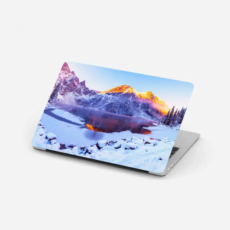 Laptop-Aufkleber sonnenbeschienene berge über gefrorenem alpensee