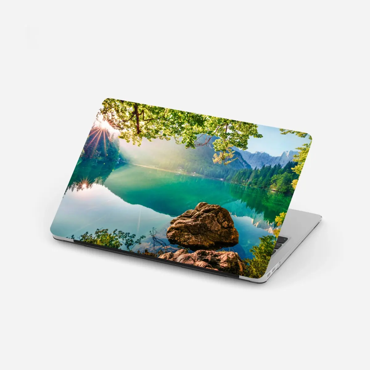 Laptop-Aufkleber morgendliche szene am Fusine-see mit Mangart – Pixers®