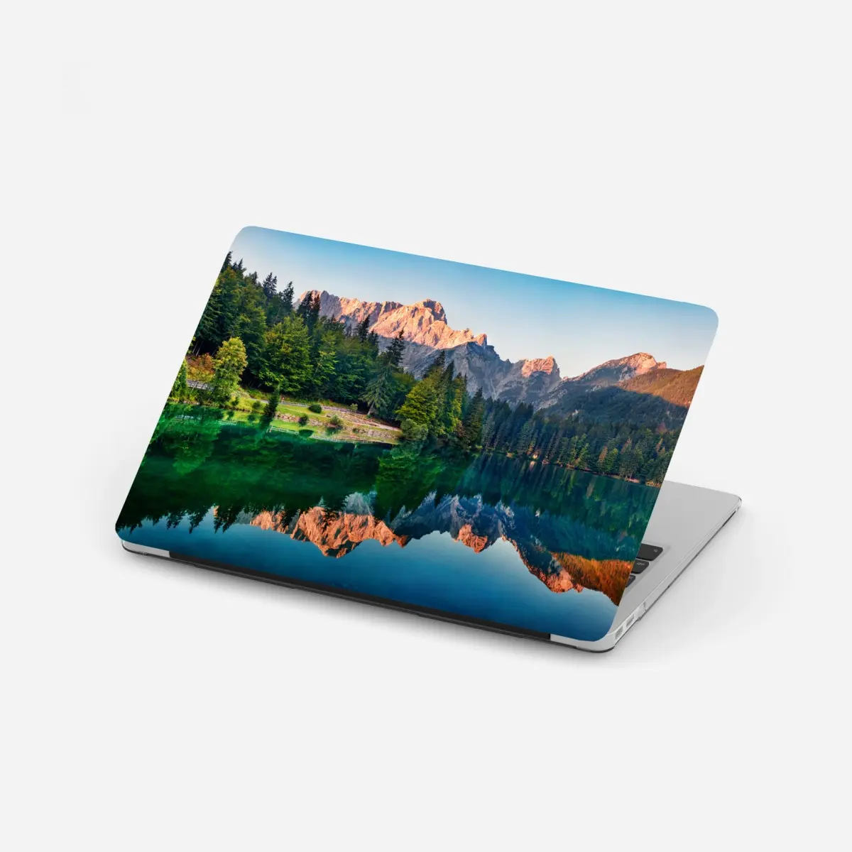Laptop-Aufkleber ruhiger morgen am Fusine See, Julische Alpen – Pixers®