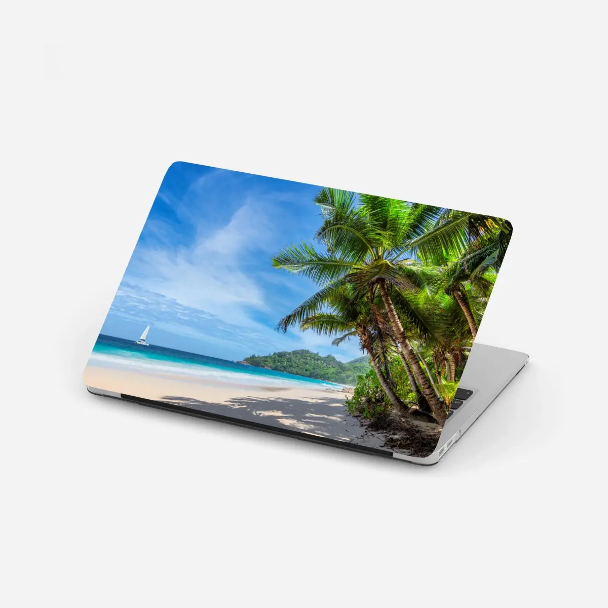 Laptop-Aufkleber tropischer strand mit palmen und segelboot – Pixers®