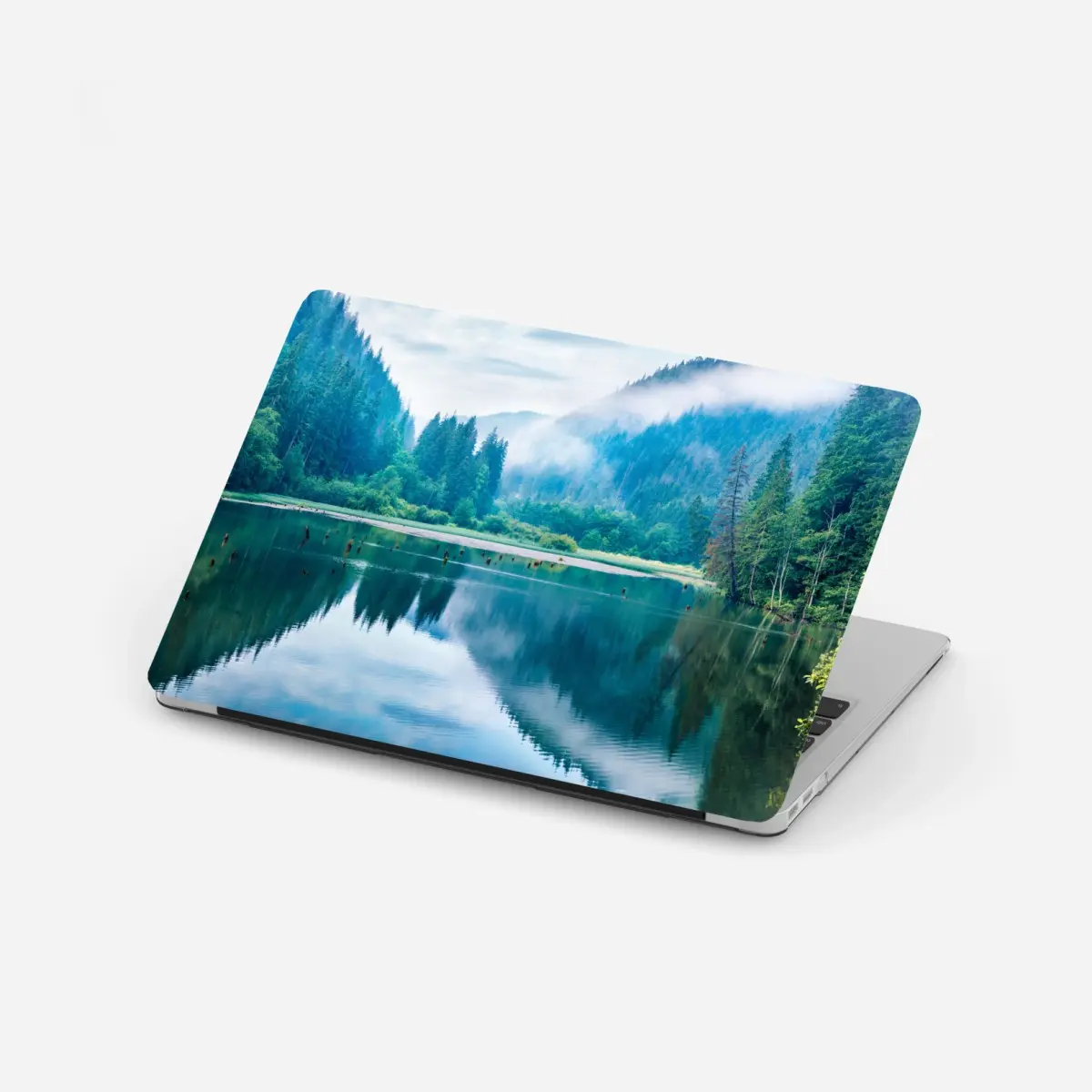 Laptop-Aufkleber nebliger morgen am see Lacu Rosu, Rumänien – Pixers®