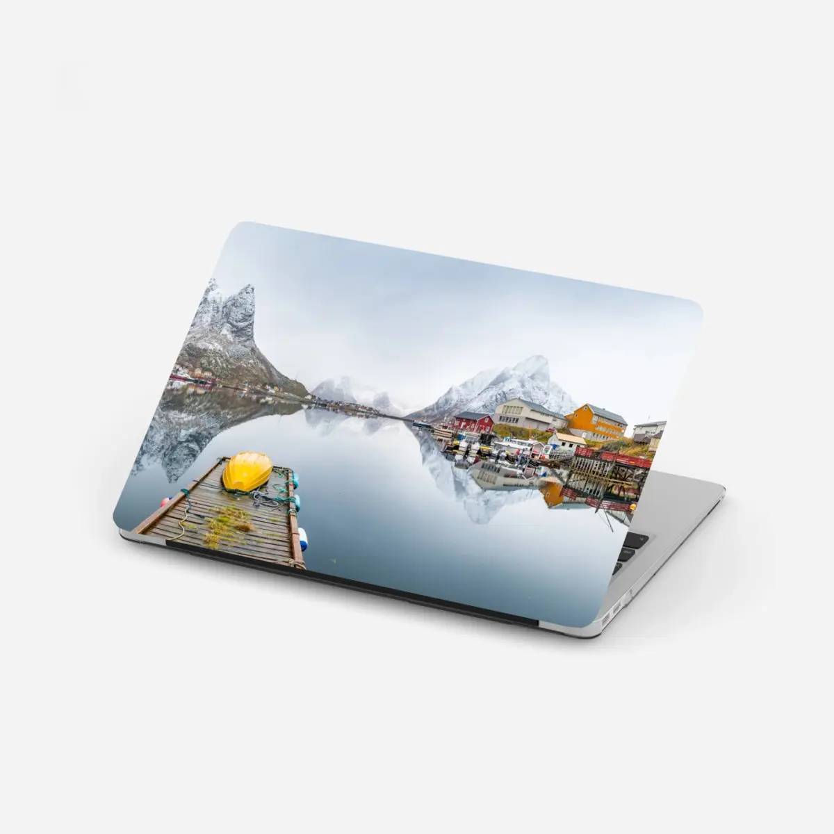 Laptop-Aufkleber spiegelglatter fjord mit bergkulisse – Pixers®