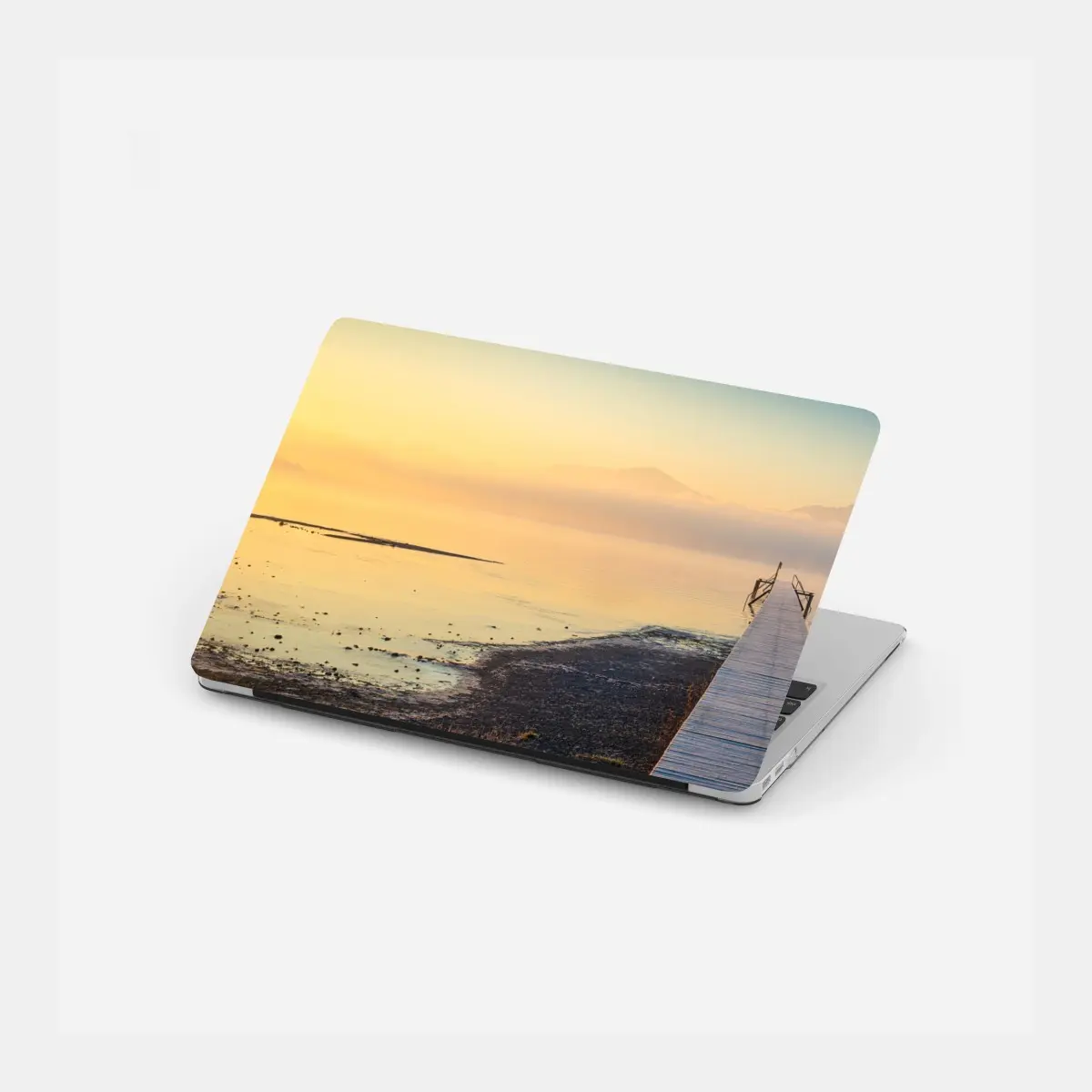 Laptop-Aufkleber nebliger sonnenaufgang über holzsteg – Pixers®