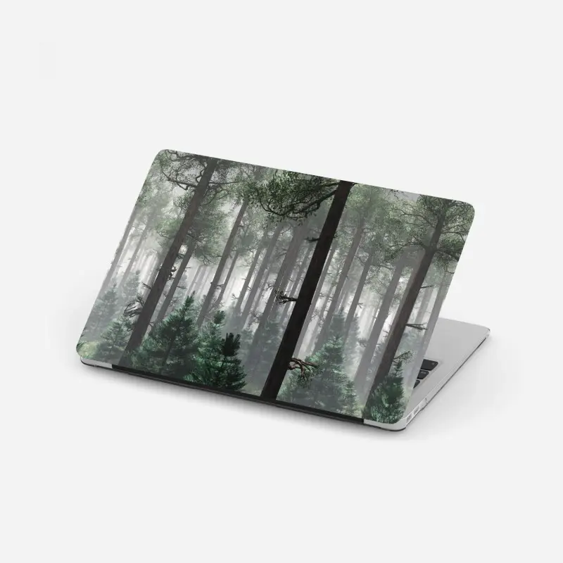 Laptop-Aufkleber nebliger immergrüner wald