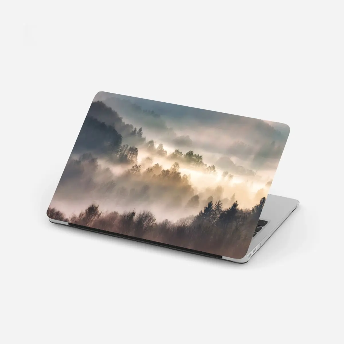 Laptop-Aufkleber nebliger wald im morgengrauen – Pixers®