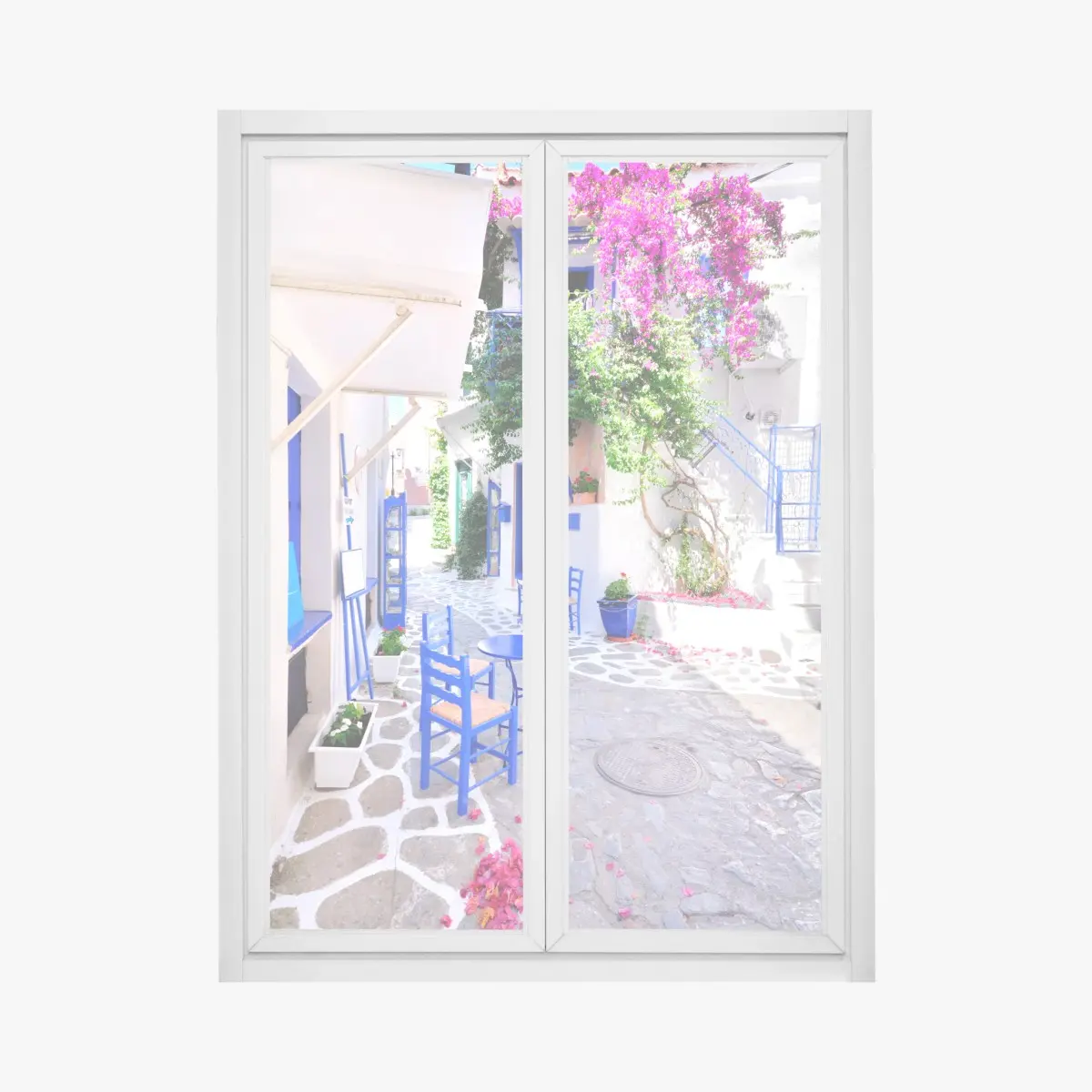 Fensteraufkleber sonnige gasse mit blauen stühlen – Pixers®