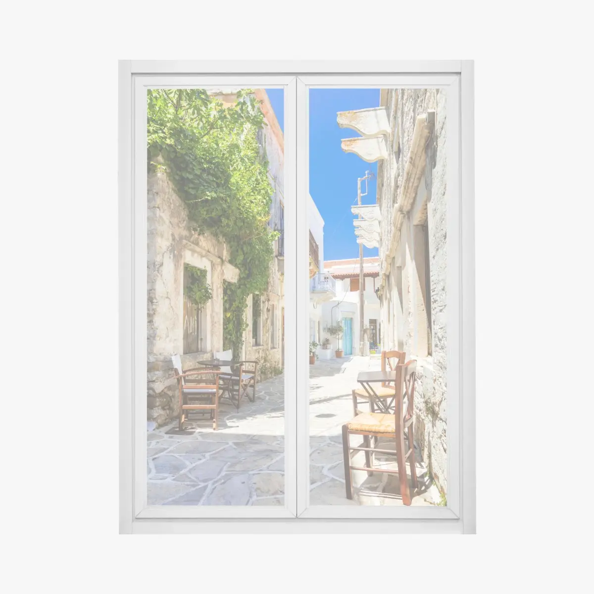 Fensteraufkleber sonnenbeschienene mediterrane gasse mit caféstühlen – Pixers®