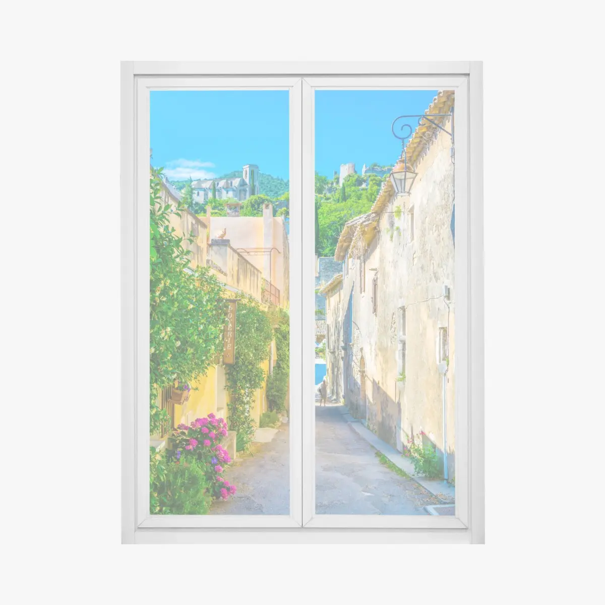 Fensteraufkleber sonnenbeschienene gasse in einem mediterranen dorf – Pixers®