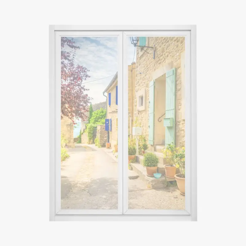 Fensteraufkleber sonnenbeschienene dorfstraße mit steinhäusern und bunten fensterläden