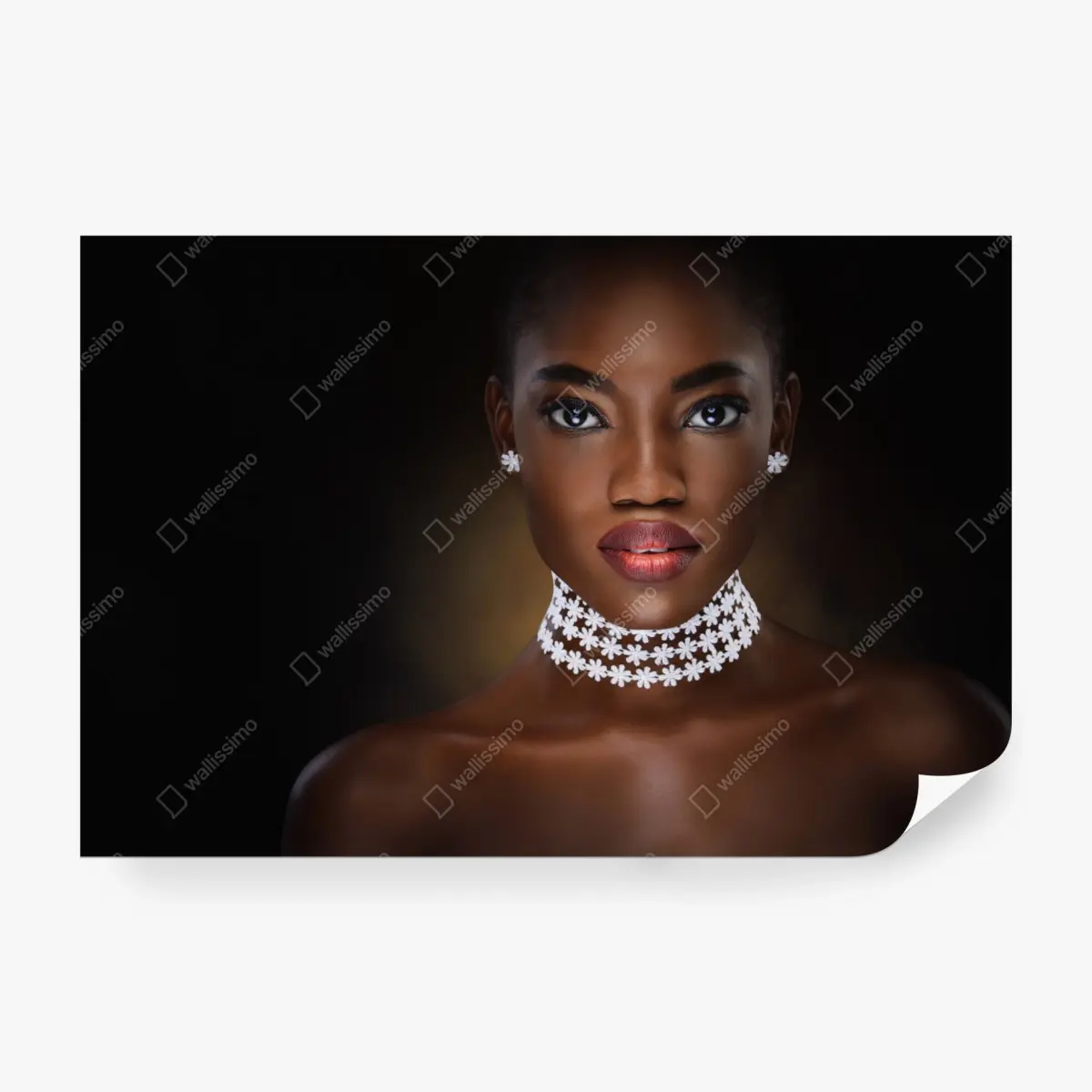 Fototapete elegantes porträt einer frau mit blumenhalskette – Pixers®