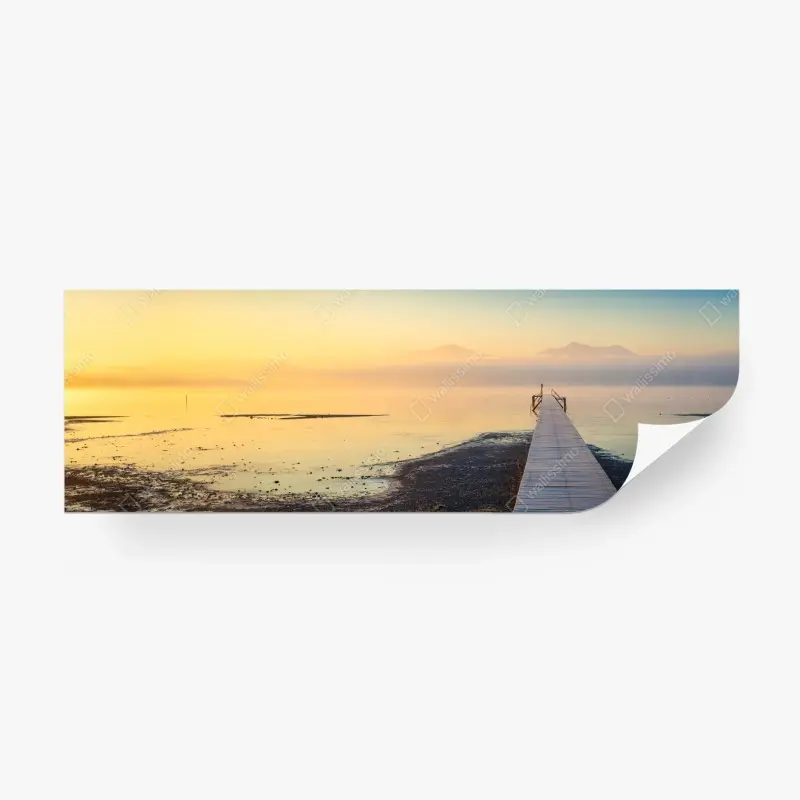 Fototapete nebliger sonnenaufgang über holzsteg