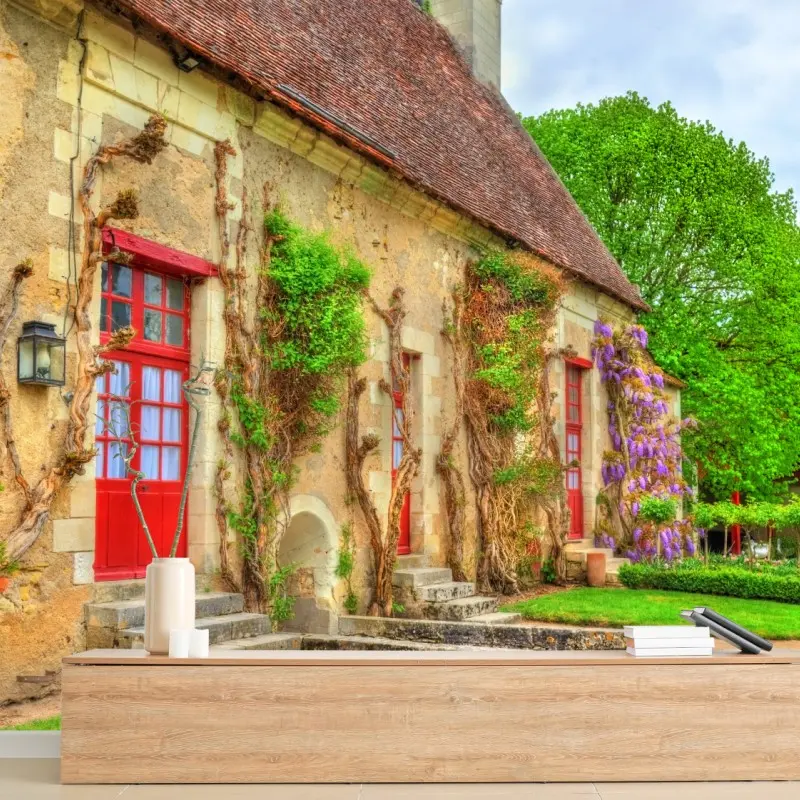 Fototapete reizendes landhaus mit blühender glyzinie